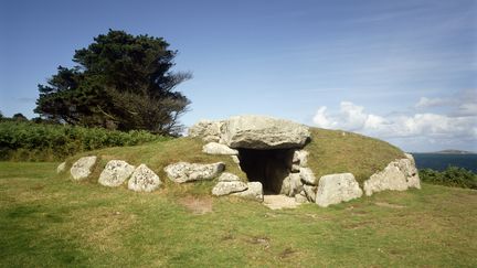 Chambre funéraire de l'âge du bronze sur l'Île de Scilly (Royaume-Uni). (HERITAGE IMAGES / HULTON ARCHIVE via GETTYIMAGES)