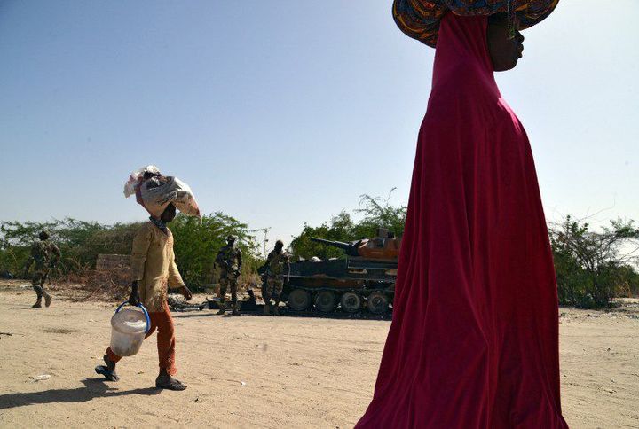 Des habitants fuient la ville nigériane de Malam Fatori attaquée par Boko Haram, le 25 mai 2015. (Photo AFP/Issoufou Sanogo)