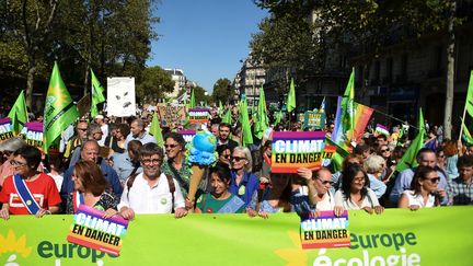 Des manifestants dans la Marche pour le climat à Paris, le 21 septembre 2019. (LUCAS BARIOULET / AFP)