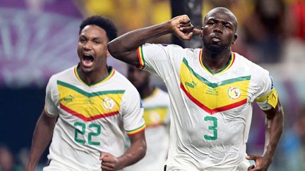 Abdou Diallo et Kalidou Koulibaly célèbrent le deuxième but du Sénégal contre l'Equateur, le 29 novembre 2022 à Doha. (RAUL ARBOLEDA / AFP)