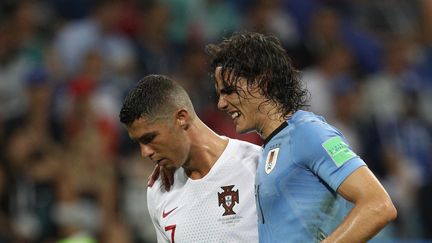 Cristiano Ronaldo et Edinson Cavani lors du huitième de finale de la Coupe du monde entre le Portugal et l'Uruguay (1-2), le 30 juin 2018. (KENICHI UNAKI / AFP)