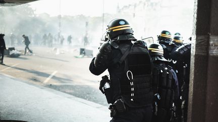 Des policiers font face à des manifestants, place de la Nation à Paris, le 1er mai 2016. (SIMON GUILLEMIN / HANS LUCAS)