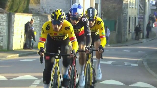 Quel final ! L'équipe Jumbo-Visma durcit la course dans la dernière ascension de la Côte de Breuil-Bois-Robert : Wout van Aert, Primož Roglič et Christophe Laporte partent à trois et vont se jouer la victoire finale.