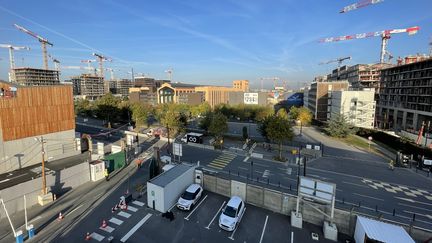 Le chantier du futur village olympique, qui abritera 15 000 athlètes et leurs accompagnants. (FABRICE RIGOBERT / RADIO FRANCE)