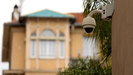 Une caméra de vidéosurveillance à Beausoleil (Alpes-Maritimes), le 4 février 2021 (illustration). (JEAN FRANCOIS OTTONELLO / MAXPPP)