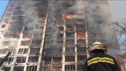 Des nouvelles frappes russes ont eu lieu à Kiev (Ukraine), mardi 15 mars. Un couvre-feu de 35 heures a été décrété dans la capitale, qui se prépare à l'assaut. &nbsp; (FRANCE 2)