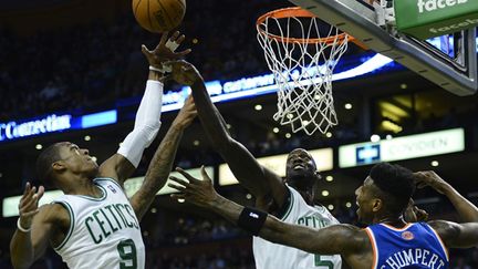 Rajon Rondo (à gauche) et Kevin Garnett (au centre) face à Iman Shumpert (CJ GUNTHER / MAXPPP)