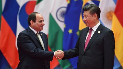 Une grande complicité entre le président égyptien, Abdel Fattah al-Sissi, et son homologue chinois, Xi Jinping, lors de leur rencontre avant la photo de famille au G20 de Hangzou, le 4 septembre 2016. (Greg BAKER/AFP)