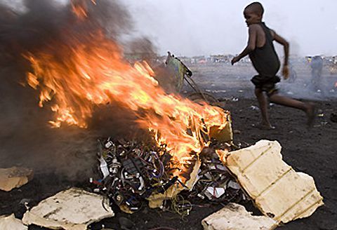 Brûlés, ces déchets dégagent des fumées extrêmement toxiques. En 2008, Greenpaeace dénonçait déjà l'empoisennement électronique du Ghana. (Photo Greenpeace)