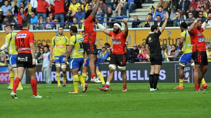 Les joueurs d'Oyonnax surprennent les Clermontois (THIERRY ZOCCOLAN / AFP)