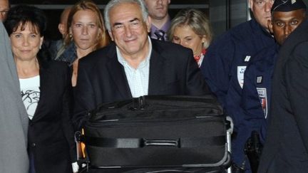 Dominique Strauss-Kahn arrive à l'aéroport de Roissy-Charles-de-Gaulle, dimanche matin, en provenance de New York (MIGUEL MEDINA / AFP)