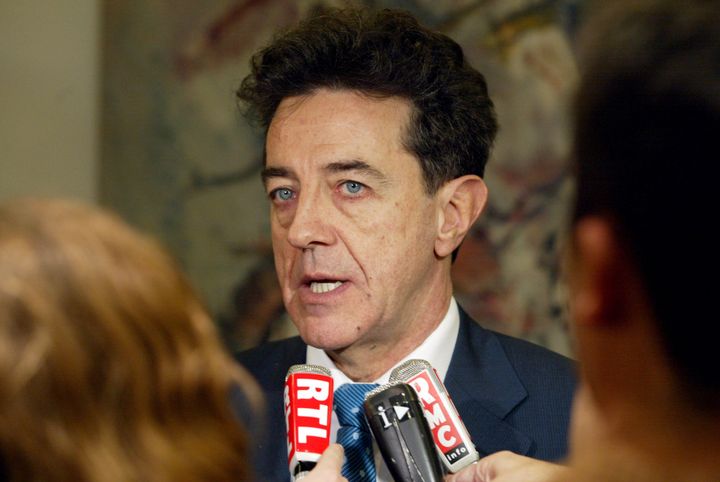 Yves Cochet répond aux questions des journalistes au ministère de l'Environnement, le 19 décembre 2001 à Paris. (FRANCOIS GUILLOT / AFP)