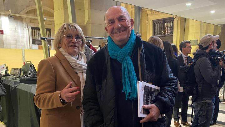 Espérance et Patrick, deux amis retraités, sont venus cette vente aux enchères exceptionnelle en curieux, à Paris le 25 avril 2023. (LAURIANE DELANOE / RADIO FRANCE)