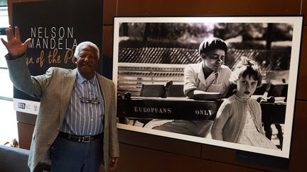 Le photographe Peter Magubane lors de son exposition "Nelson Mandela. Homme du peuple" au Centre européen de solidarité de Gdansk, en Pologne, le 6 juin 2016. (ADAM WARZAWA / EPA / PAP)