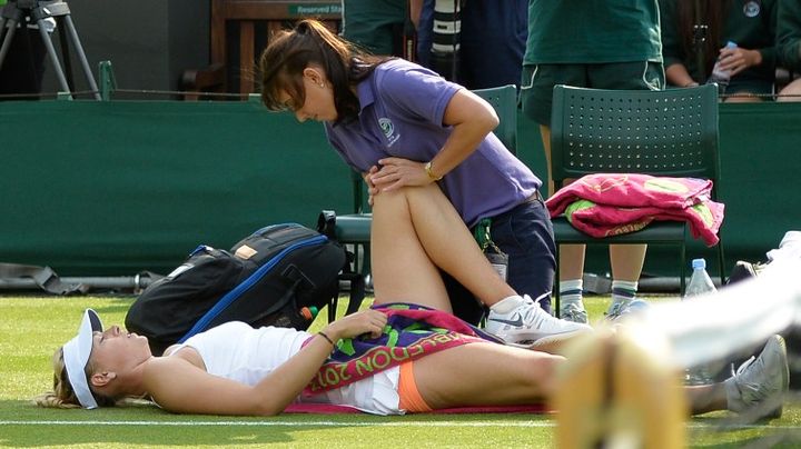 La joueuse russe Maria Sharapova soign&eacute;e sur le court &agrave; Wimbledon, le 26 juin 2013. (ADRIAN DENNIS / AFP)