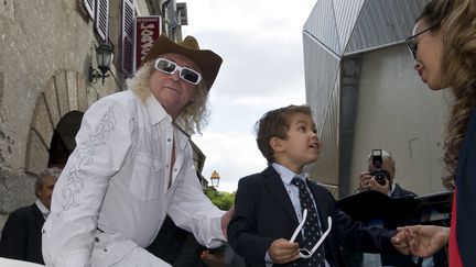 Michel Polnareff en compagnie de sa compagne Danyellah et de son fils Louka en juin 2015 à Montluçon
 (THIERRY ZOCCOLAN / AFP)