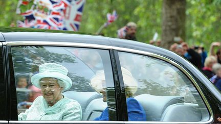 Elizabeth II se rend &agrave; la cath&eacute;drale Saint-Paul, le 5 juin 2012 &agrave; Londres (Royaume-Uni), pour assister &agrave; une messe &agrave; l'occasion de son jubil&eacute; de diamant. (PAUL ELLIS / AFP)