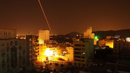 Les houthis r&eacute;pliquent aux bombardements de la coalition saoudienne &agrave; Sanaa (Y&eacute;men), le 30 mars 2015. (SINAN YITER / ANADOLU AGENCY)