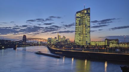 Créée en 1998, la BCE&nbsp;est&nbsp;une institution officielle de l'Union&nbsp;européenne,&nbsp;située à Francfort, en Allemagne. (HANS GEORG ROTH / CORBIS DOCUMENTARY RF / GETTY IMAGES)