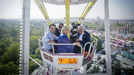 Florian Philippot et Marine Le Pen visitent la Foire du Trône, le 7 avril 2017 à Paris. (MAXPPP)