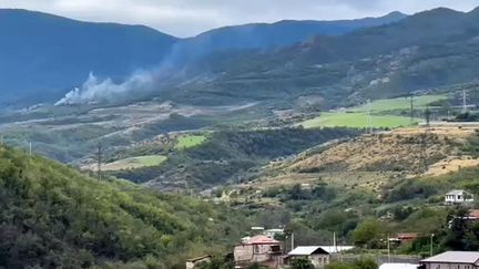 Des frappes d'artillerie sur une colline à l'extérieur de Stepanakert, la capitale du Haut-Karabakh, le 19 septembre 2023. (MARUT VANYAN / AFP)