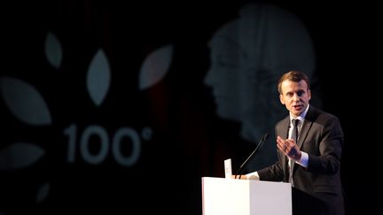 Emmanuel Macron au 100e Congrès de l'Association des maires de France, jeudi 23 novembre, à Paris. (LUDOVIC MARIN / AFP)