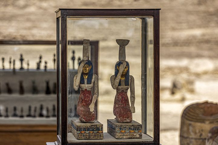 Les statuettes représentant les déesses égyptiennes (de gauche à droite) Isis et Nephthys.&nbsp; (KHALED DESOUKI / AFP)