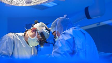 Un b&eacute;b&eacute; de six jours a &eacute;t&eacute; transplant&eacute; du c&oelig;ur, dans un h&ocirc;pital de Phoenix (Etats-Unis), le 12 f&eacute;vrier 2015. (THIERRY DOSOGNE / GETTY IMAGES)