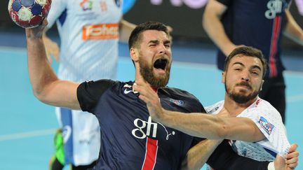 Luka Karabatic (PSG) pris dans la défense de Montpellier (SYLVAIN THOMAS / AFP)