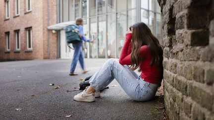 Les collégiens se voient par exemple demander s'ils ont "peur d'aller au collège à cause d'un ou plusieurs élèves" ou s'ils ont "été mis à l'écart dans la cour par un ou plusieurs élèves". (photo d'illustration). (UTE GRABOWSKY / PHOTOTHEK / AFP)