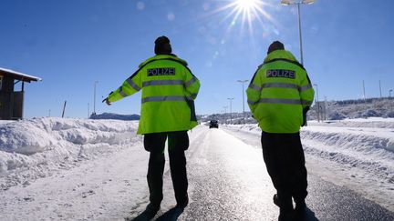 Des policiers allemands contrôlent les accès routiers à la frontière avec la République Tchèque, le 14 février 2021. (SEBASTIAN KAHNERT / AFP)