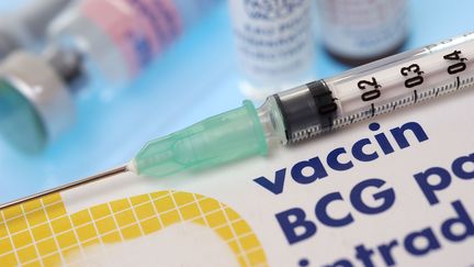 Trois vaccins sont obligatoires aujourd'hui en France pour les enfants (tétanos, diphtérie et polio) mais le gouvernement envisage de faire passer ce nombre à onze en 2018 (CARDOSO / BSIP)