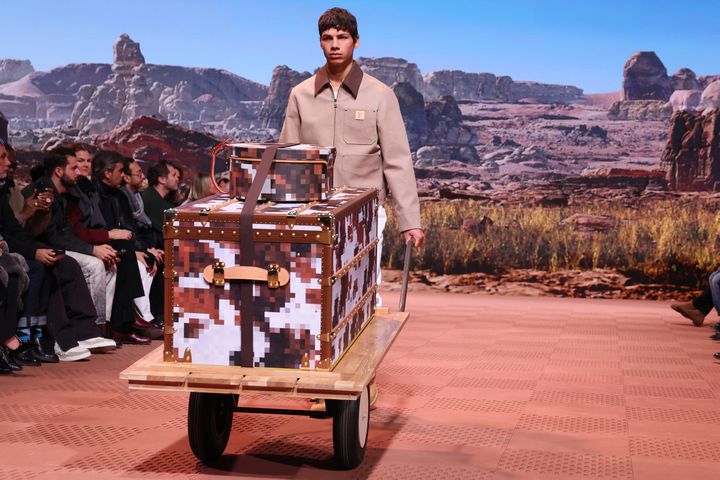 Défilé Louis Vuitton à la Paris Fashion Week le 16 janvier 2024. (ALAIN JOCARD / AFP)