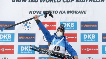 La joie de Simon Desthieux sur le podium du sprint, à l'occasion de sa première victoire individuelle en carrière à Nove Mesto, le samedi 6 mars 2021. (MICHAL CIZEK / AFP)