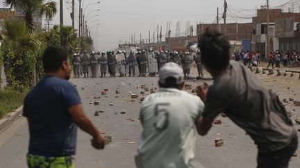 Des heurts opposent des manifestants et la police à Ate, près de Lima (Pérou), le 4 avril 2022. (GIAN MASKO / AFP)