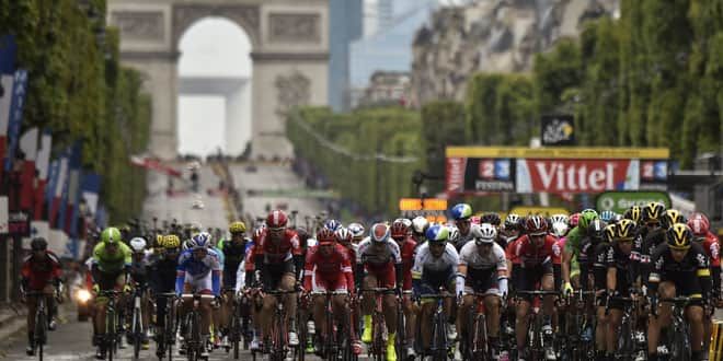 Le peloton dévalant les Champs-Elysées lors du Tour de France 2015