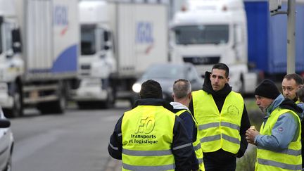 &nbsp; (Les syndicats réclament une hausse de salaire de 5 %, tandis que le patronat propose entre 1 et 2 % © Maxppp)