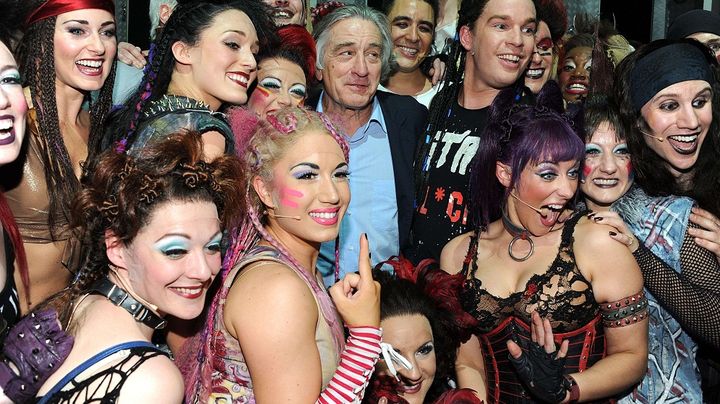 La troupe de la com&eacute;die musicale We Will Rock You, avec son producteur, l'acteur am&eacute;ricain Robert De Niro, le 14 mai 2012, &agrave; Londres.&nbsp; (RICHARD YOUNG / REX / SIPA )