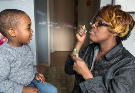 Halizeta joue avec son fils Hamidou, le 19 février 2019 à Grigny (Essonne).&nbsp; (VALENTINE PASQUESOONE / FRANCEINFO)