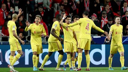 Les joueurs de Liverpool se congratulent après le troisième but du match face Benfica, le 5 avril 2022.&nbsp; (PEDRO FIUZA / NURPHOTO via AFP)