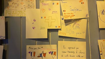 Des messages et dessins accrochés par des enfants sur des cabanes de plage au Lavandou (Var) dans la soirée du 16 août 2024, en hommage au pilote décédé. (GUILLAUME FARRIOL / FRANCEINFO / RADIO FRANCE)