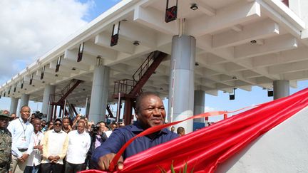 inaugure officiellement le pont Maputo-Katembe le 10 novembre 2018. Le pont a coûté quelque 785 millions de dollars (692 millions d'euros) financés à 95% par des prêts chinois et a été réalisé par l'entreprise chinoise Road and Bridge Corporation. (ROBERTO MATCHISSA / AFP)