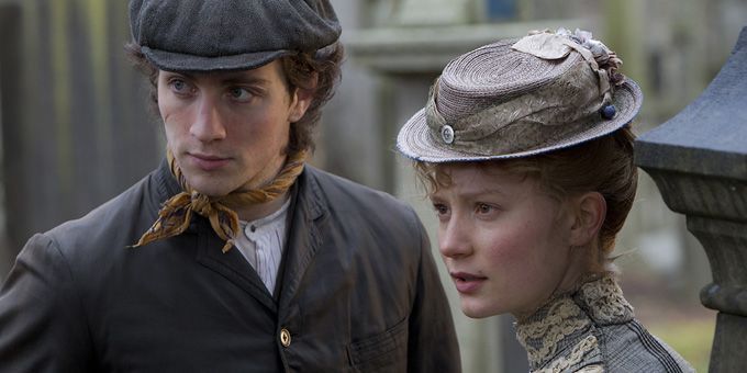 Mia Wasikowska et Aaron Johnson dans &quot;Albert Nobbs&quot; de Rodrigo Garcia
 (Chrysalis Films)