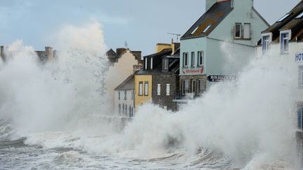 Des vagues de plus de 12 m se sont abattues sur l'&icirc;le de Sein (Finist&egrave;re), le 1er f&eacute;vrier 2014.&nbsp; (  MAXPPP)