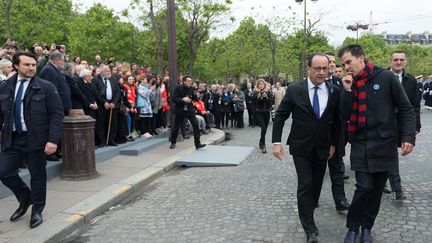 Cérémonie de commémoration du 8 mai 1945 à Paris. François Hollande a invité Emmanuel Macron, élu la veille à l'élection présidentielle du 7 mai 2017. Dans "La politique est un sport de combat", Gaspard Gantzer (à droite sur la photo) relate ce moment : "L'histoire en direct. Les siècles se répondent devant nous. Sous nos yeux".&nbsp; (JACQUES WITT/SIPA)