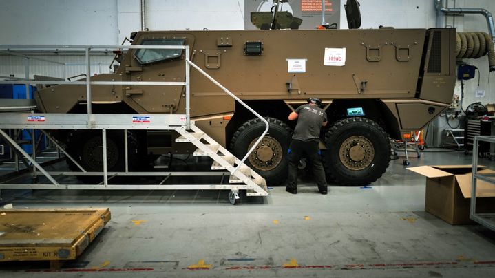 Un employé de l'usine Nexter de Roanne (Loire) travaille sur un véhicule Griffon, le 4 juillet 2023. (OLIVIER CHASSIGNOLE / AFP)