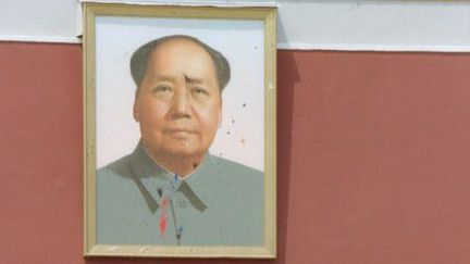 Portrait souillé de Mao le 23 mai 1989, lors des manifestations de la place Tiananmen, à Pékin. (CATHERINE HENRIETTE / AFP)