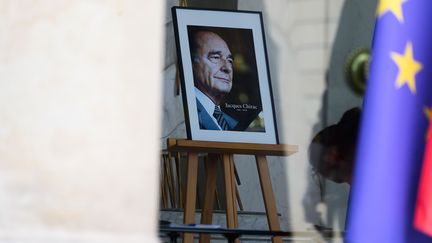 Le portrait de Jacques Chirac exposé à l'Elysée, à Paris, le 27 septembre 2019. (JACQUES WITT/SIPA)