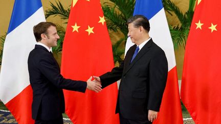 Le président français Emmanuel Macron salue le président chinois, Xi Jinping, en marge du G20 de Bali, le 15 novembre 2022. (LUDOVIC MARIN / AFP)