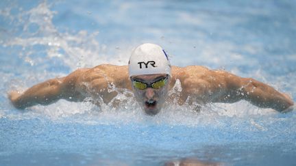 Maxime Grousset lors des demi-finales mondiales du 100 mètres papillon, le 28 juillet 2023 à Fukuoka (Japon). (KEMPINAIRE STEPHANE / AFP)